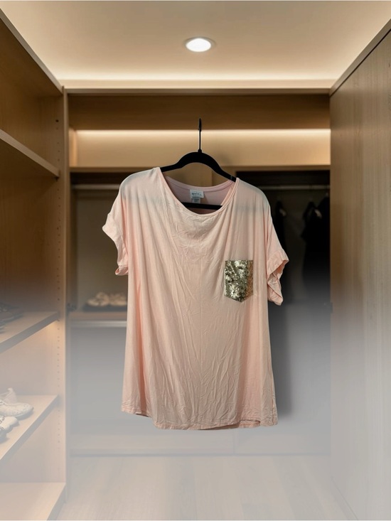 e luna Tops - Boho Chic Pastel Pink Rolled Cuff T-Shirt Gold Sequins Pocket. PTP 24”